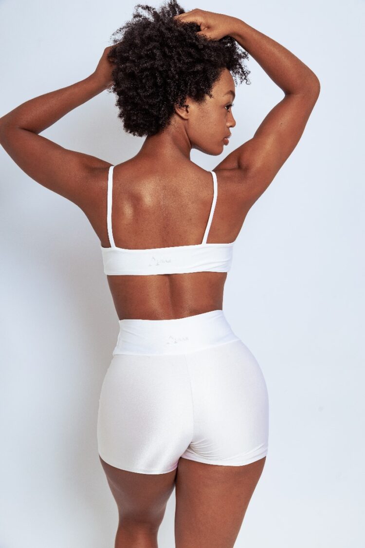 SHORTS BRANCO BRILHO ACETINADO COM FORRO